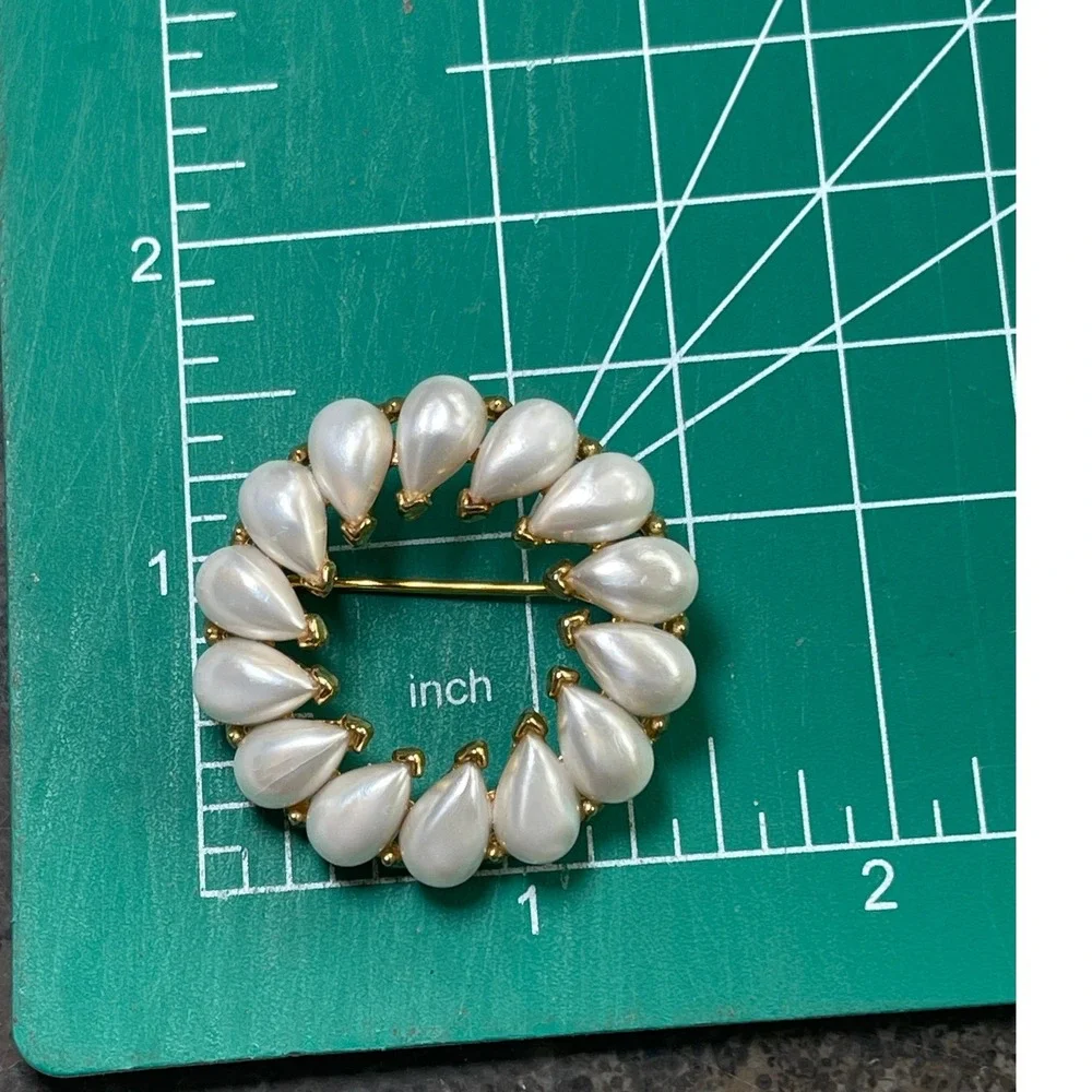Vintage Crown Trifari Faux Pearl Teardrop Wreath Brooch Gold Tone 1.5